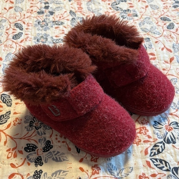 7/8T toddler slippers - Picture 1 of 6